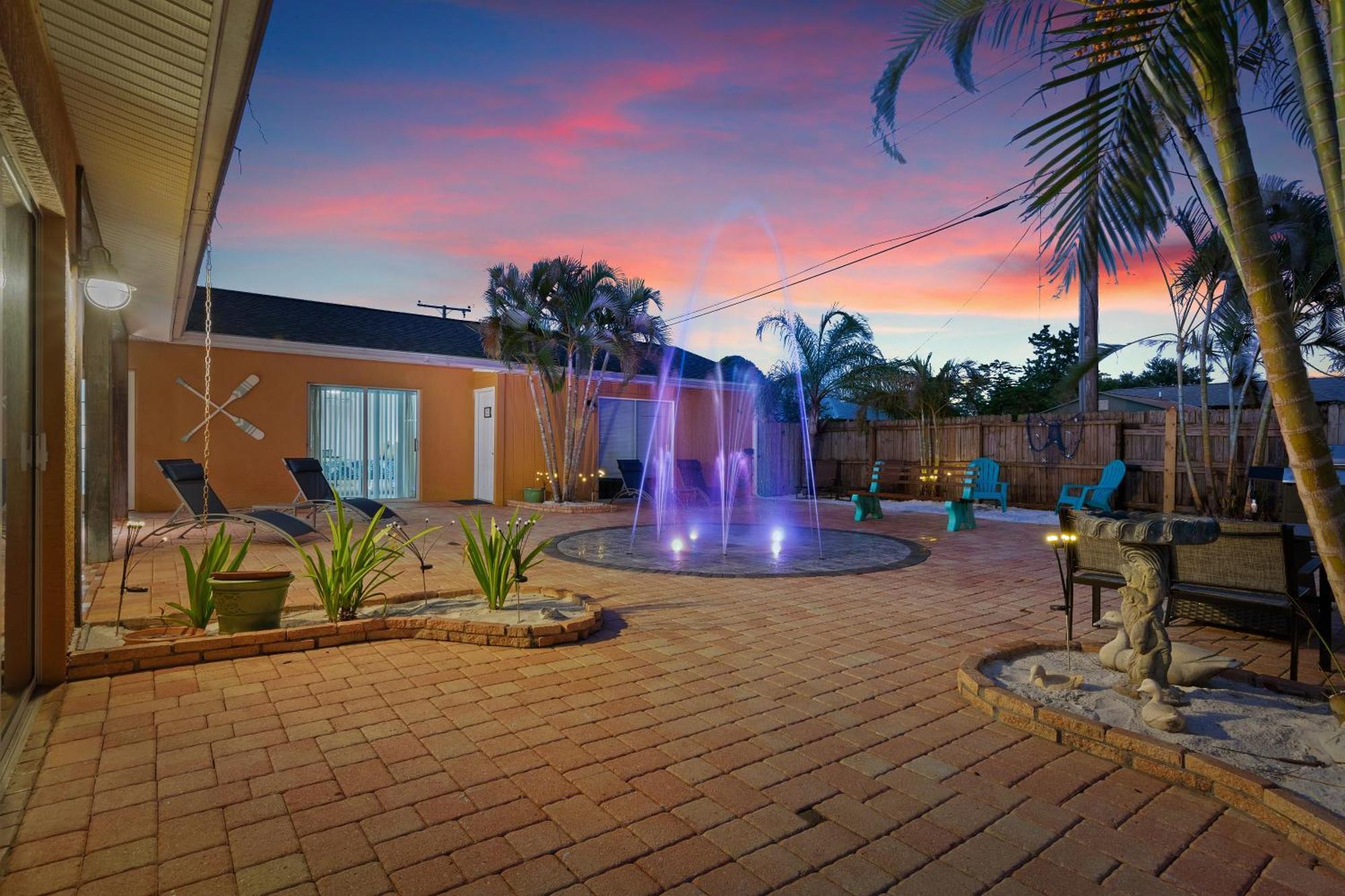 Coastal Villa W Amazing Courtyard - Splash Pad! Сарасота Екстериор снимка